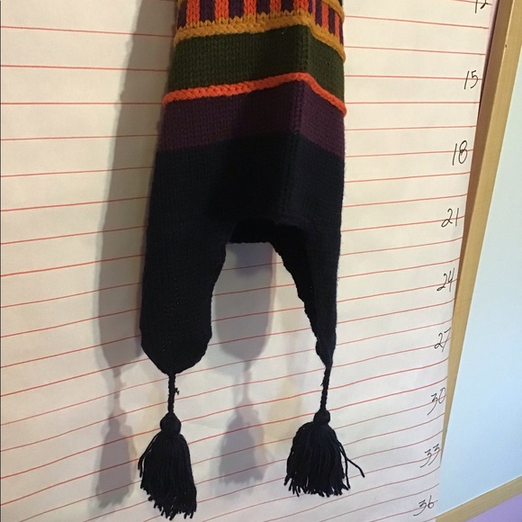 Stocking hat with ear coverings, has tassels too - Picture 5 of 8